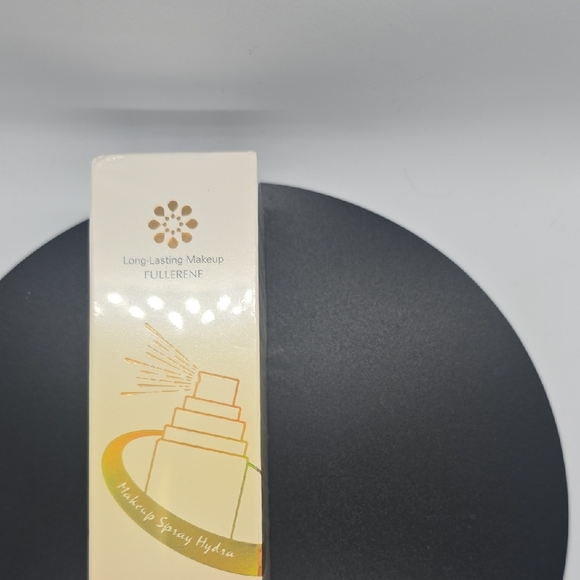 Fullerene Long-Lasting Makeup - Picture 4 of 4